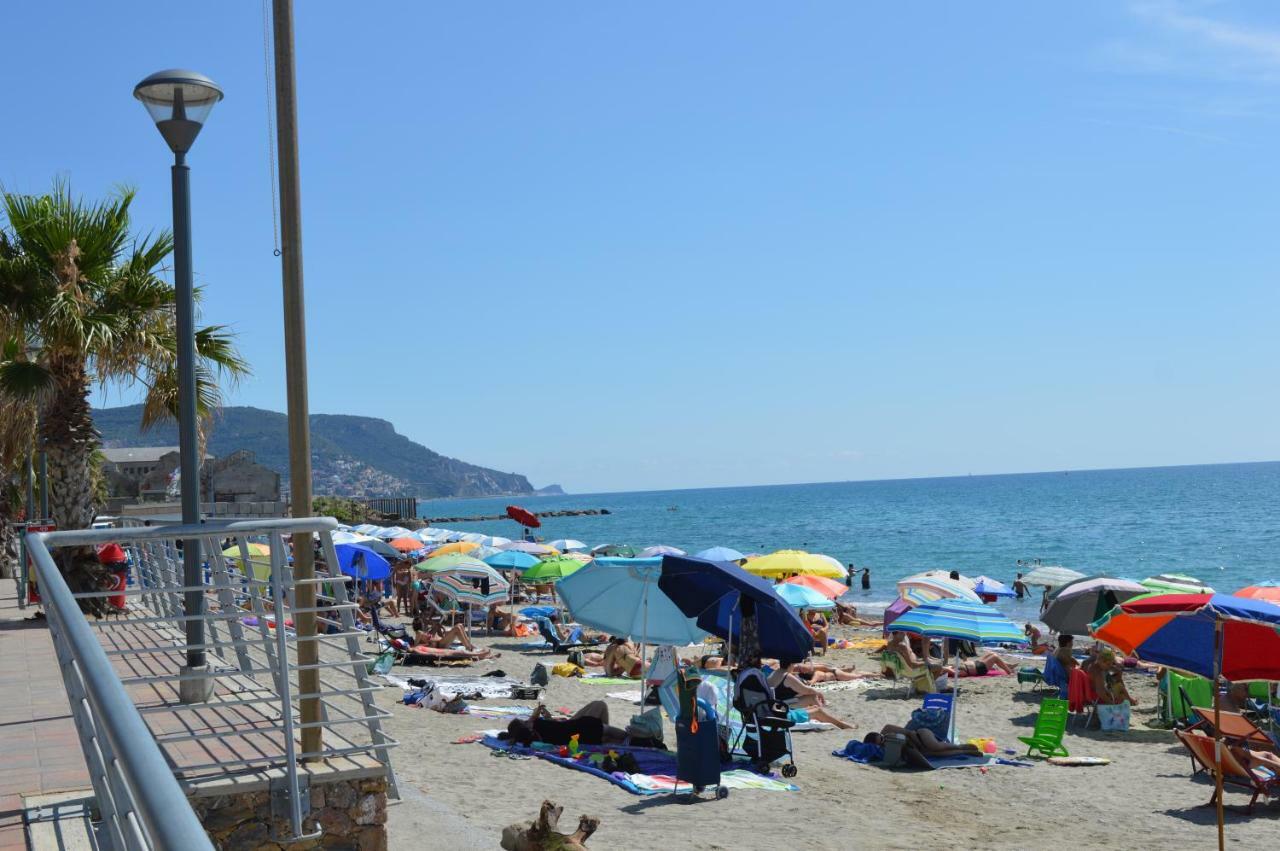 Hotel Geppi Pietra Ligure Extérieur photo